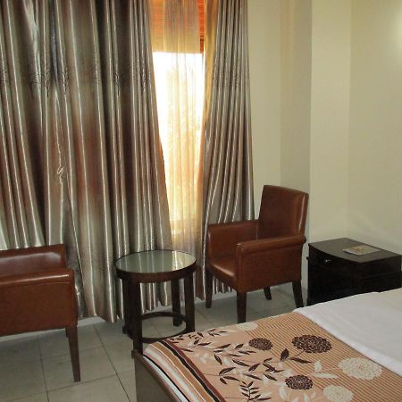Amaris Hotel Кигали Экстерьер фото