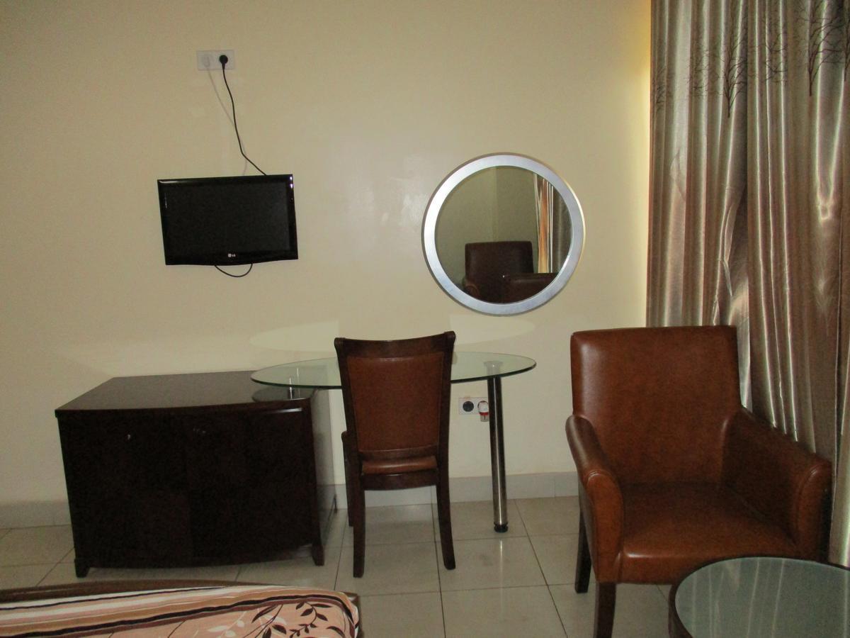 Amaris Hotel Кигали Экстерьер фото