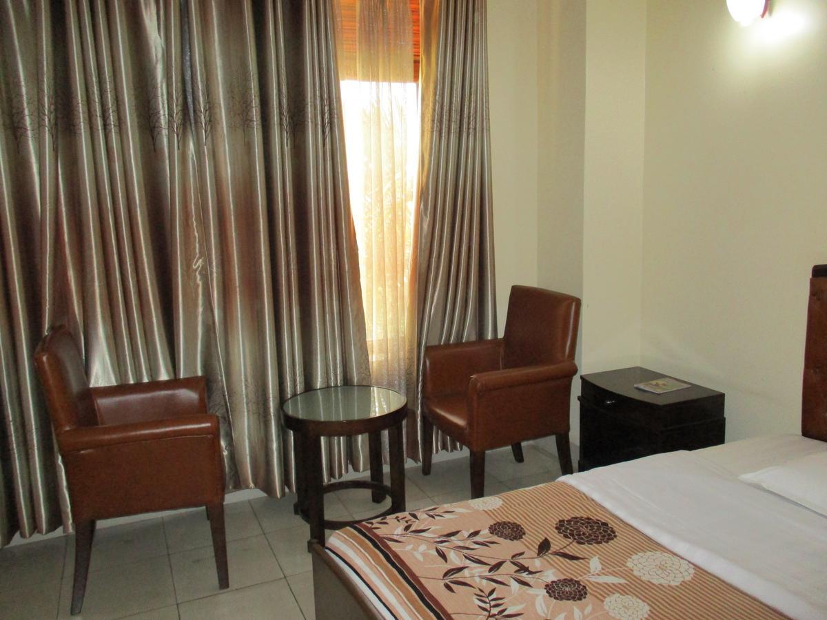 Amaris Hotel Кигали Экстерьер фото