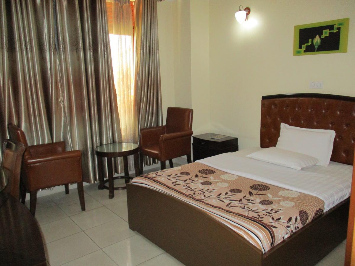 Amaris Hotel Кигали Экстерьер фото