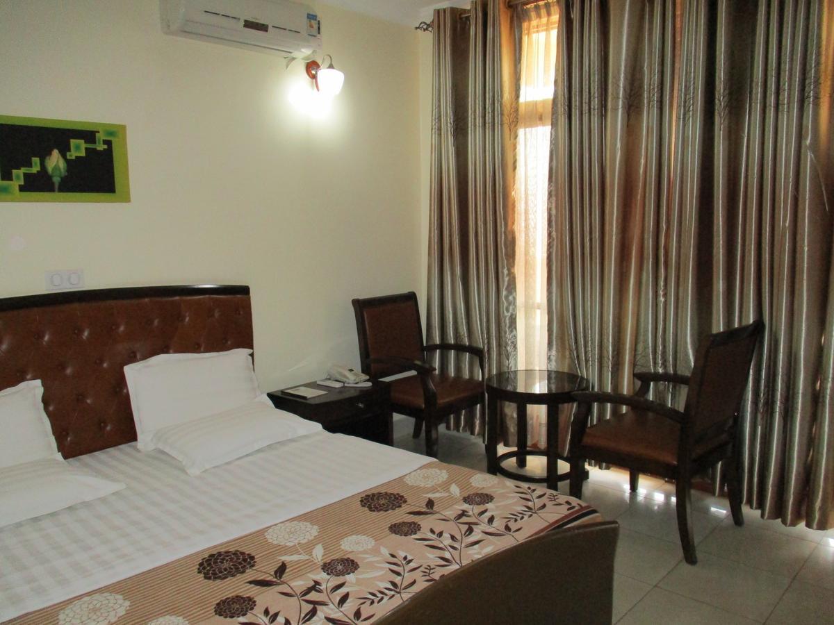 Amaris Hotel Кигали Экстерьер фото