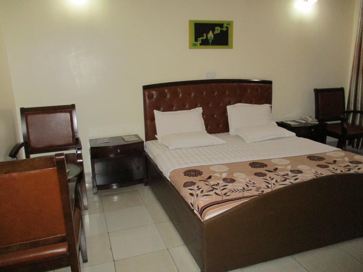 Amaris Hotel Кигали Экстерьер фото