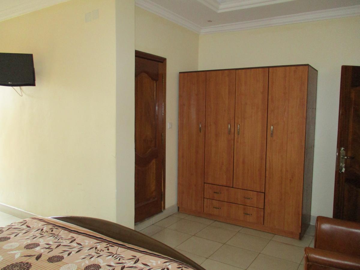 Amaris Hotel Кигали Экстерьер фото