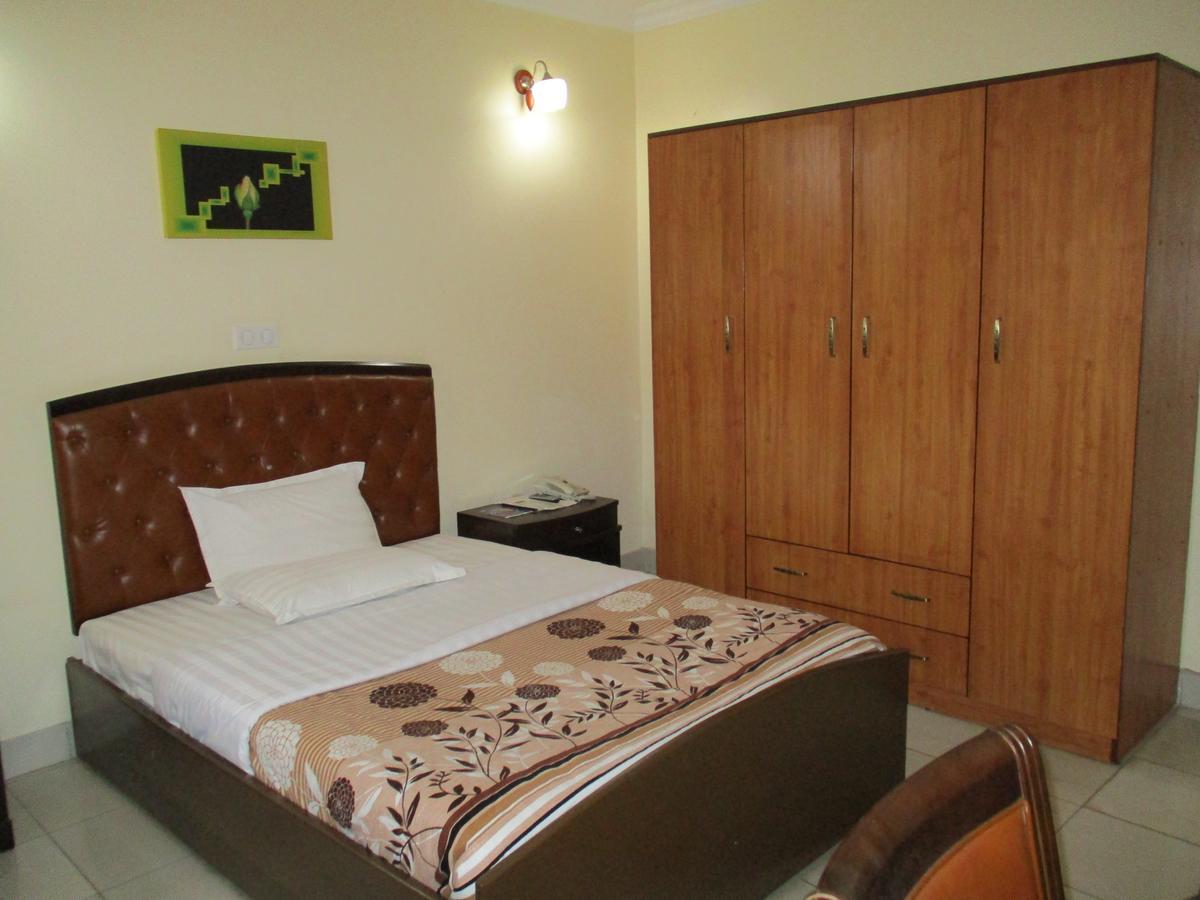 Amaris Hotel Кигали Экстерьер фото