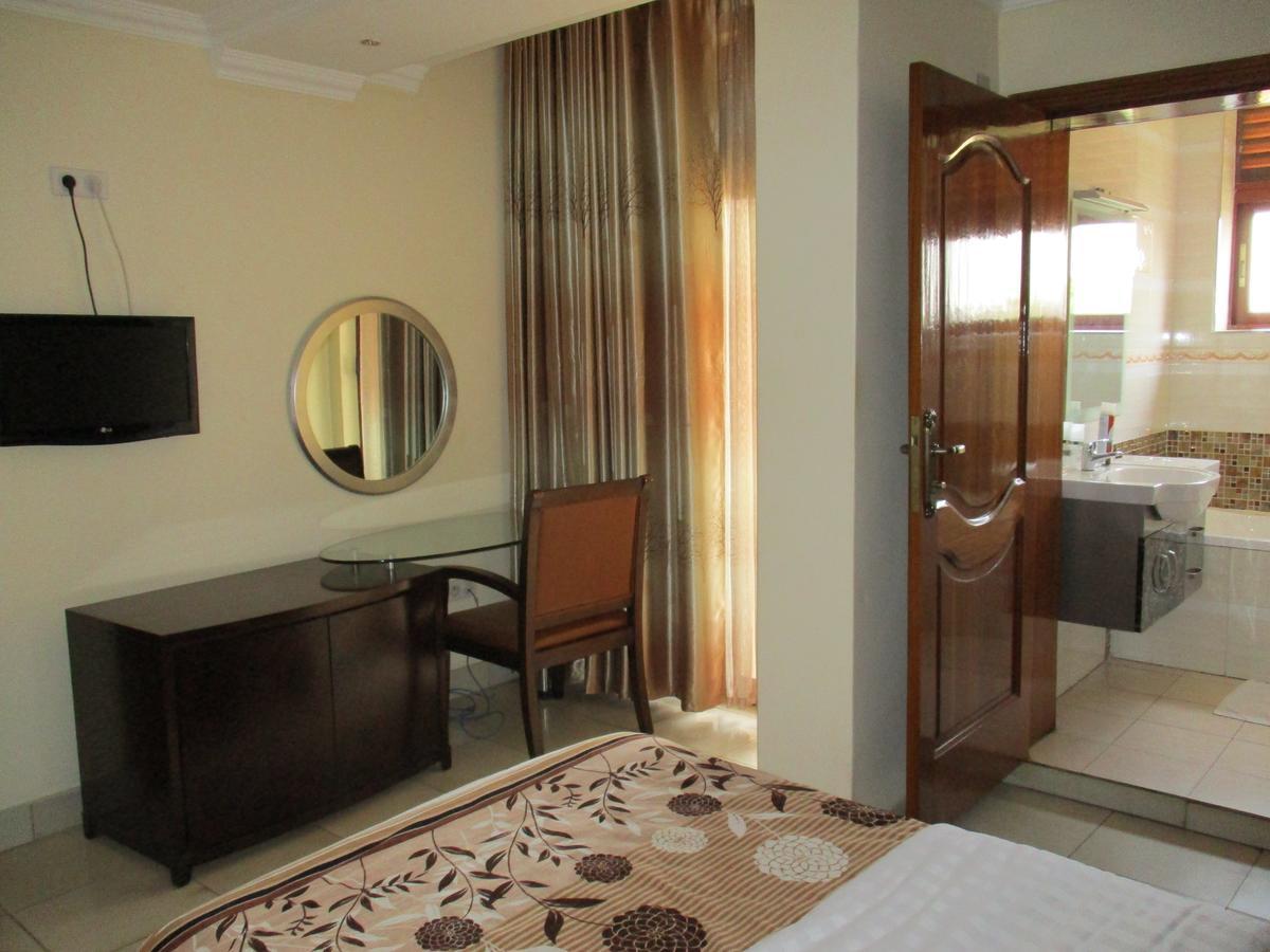 Amaris Hotel Кигали Экстерьер фото