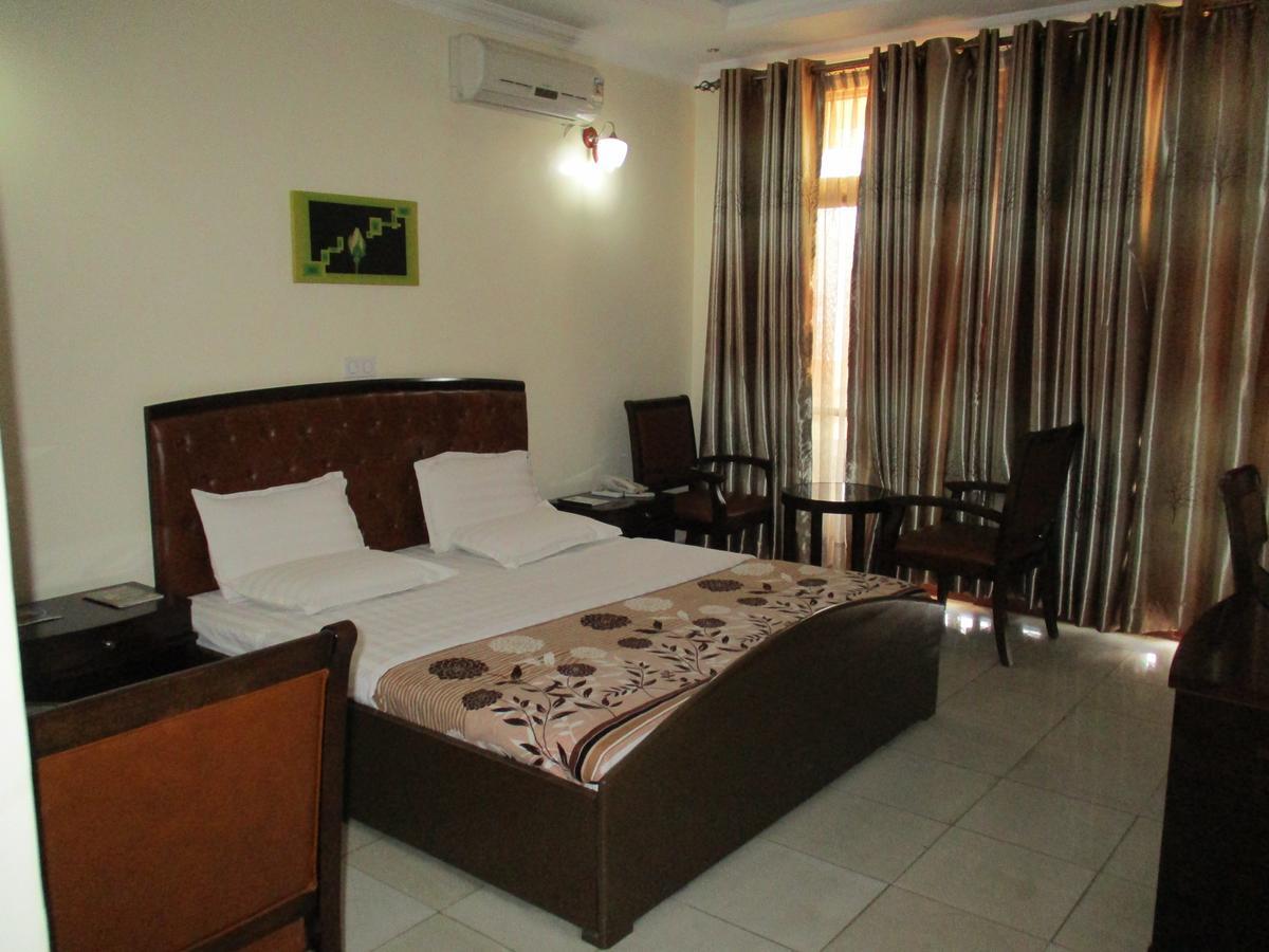 Amaris Hotel Кигали Экстерьер фото