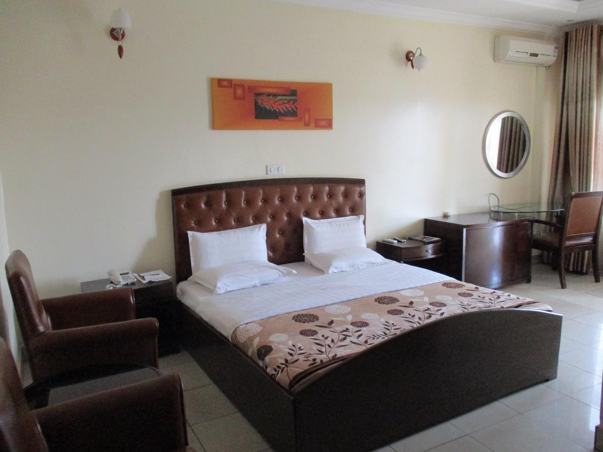 Amaris Hotel Кигали Экстерьер фото